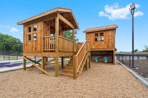2 Decks Overlooking Launch Pad-Free Daily Tickets-Great Location with Community Amenities! in Kimberling City, USA