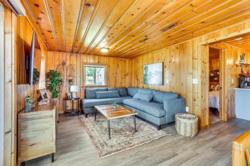 Cozy Lake Cabin Boating, Hiking, and Winter Fun! in Lodi, USA
