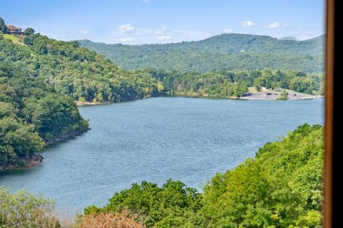 Table Rock Lake Views, Free Daily Attraction Tickets, Cmty Amenities w Pools in Kimberling City, USA