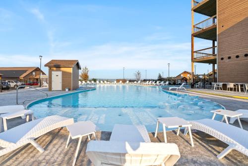 Table Rock Lake Views, Free Daily Attraction Tickets, Cmty Amenities w Pools in Kimberling City, USA
