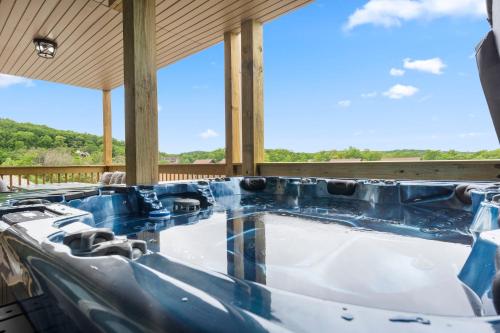 Free SDC Tickets, Pvt Hot Tub, Near Silver Dollar City, Golf Course, Bright Floorplan – khách sạn tại Branson West