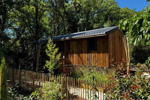 Cabane en bois pour 5 personnes avec espace extérieur privatif et climatisation gîte à louer Clermont-l'Hérault