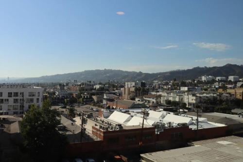 Artemis- Hollywood Hills View Studio apt Gym, Pool, Free Parking in Los Angeles, USA