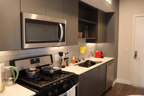 Artemis- Hollywood Hills View Studio apt Gym, Pool, Free Parking in Los Angeles, USA