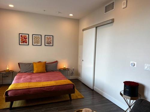 Artemis- Hollywood Hills View Studio apt Gym, Pool, Free Parking in Los Angeles, USA