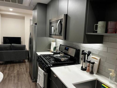 Artemis- Hollywood Hills View Studio apt Gym, Pool, Free Parking in Los Angeles, USA
