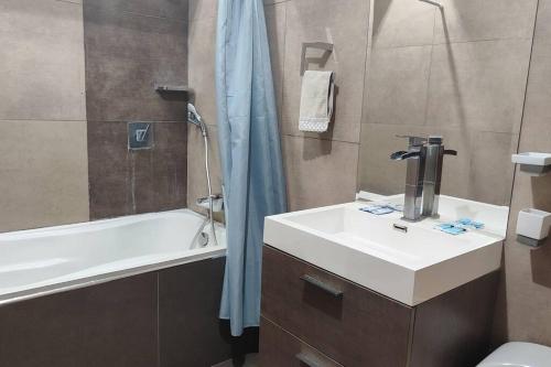 Casa de 4 pisos cerca a embajada de USA y centros comerciales