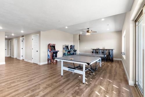 Huge Lakeview Getaway w/ Fun Arcades Ping Pong Free Silver Dollar City Tickets Community Amenities! - image 2