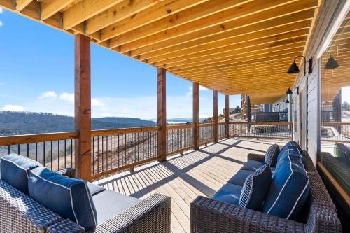 Huge Lakeview Getaway w/ Fun Arcades Ping Pong Free Silver Dollar City Tickets Community Amenities! - image 4