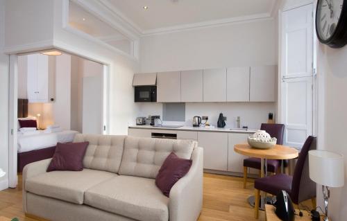 Destiny Scotland - Princes Street Residence Stop at Destiny Scotland - Princes Street Residence to discover the wonders of Edinburgh. The property has everything you need for a comfortable stay. Service-minded staff will welcome and guide you a