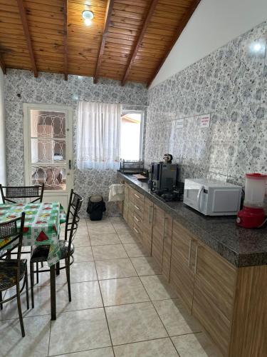 廚房, Casa grande com Piscina e Churrasqueira in 雅爾丁福莫蘇