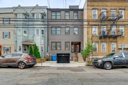 Walk to Journal Square Modern Apt about 4 Mi to NYC! in Jersey City, USA