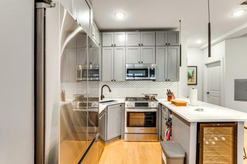 Walk to Journal Square Modern Apt about 4 Mi to NYC! in Jersey City, USA