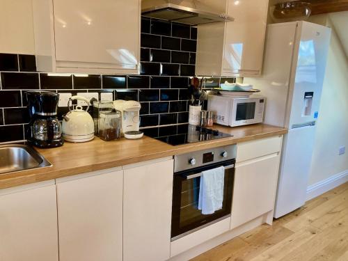 Windows over Stroud - 2BR Penthouse in Historic Building, Gloucestershire (foto 10)