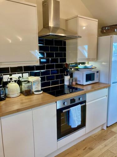 Windows over Stroud - 2BR Penthouse in Historic Building, Gloucestershire (foto 6)