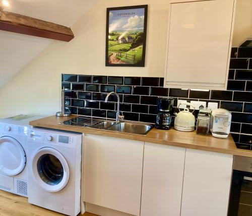 Windows over Stroud - 2BR Penthouse in Historic Building, Gloucestershire (foto 8)