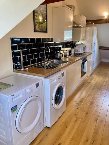 Windows over Stroud - 2BR Penthouse in Historic Building, Gloucestershire (foto 9)