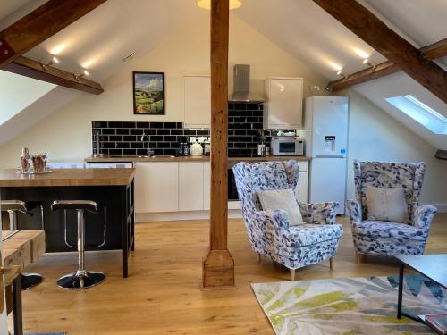 Windows over Stroud - 2BR Penthouse in Historic Building, Gloucestershire (foto 5)