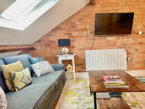 Windows over Stroud - 2BR Penthouse in Historic Building, Gloucestershire (foto 7)
