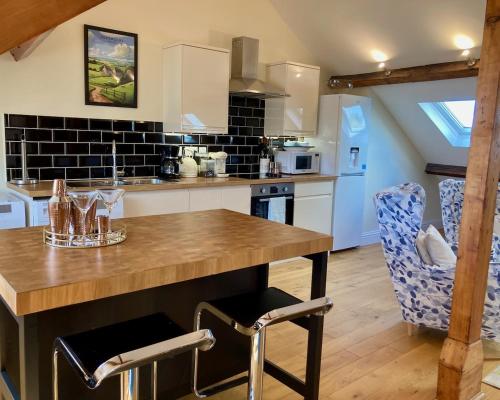 Windows over Stroud - 2BR Penthouse in Historic Building, Gloucestershire (foto 4)