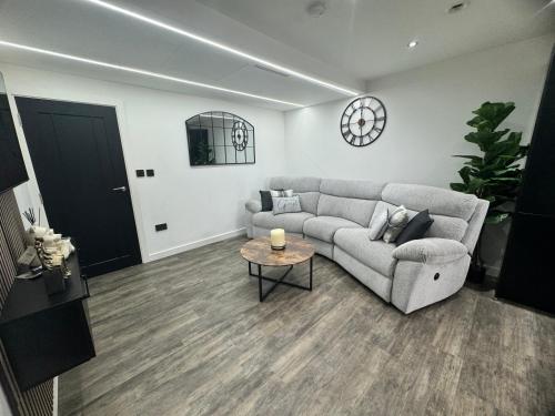 Luxury Flat in Uxbridge - image 8