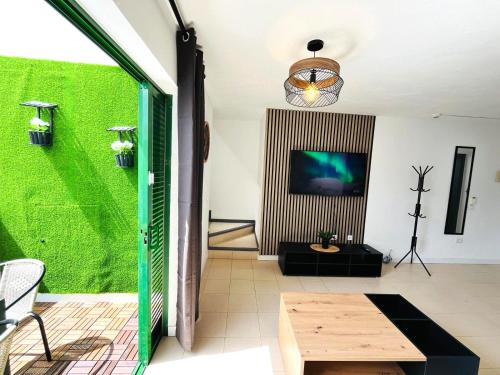 silent apartment with cozy terrace and ocean view