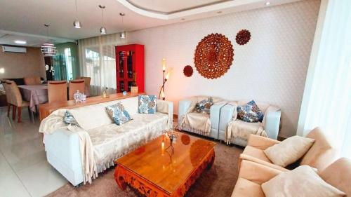 Casa com 5 Quartos e área gourmet em condomínio