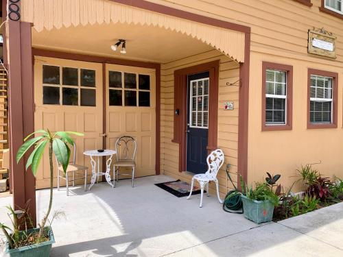Cozy Bungalow 5 mi Legoland and 0.5 mi Dwntwn in Winter Haven, USA