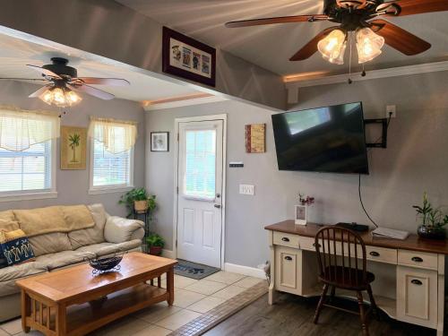 Cozy Bungalow 5 mi Legoland and 0.5 mi Dwntwn in Winter Haven, USA