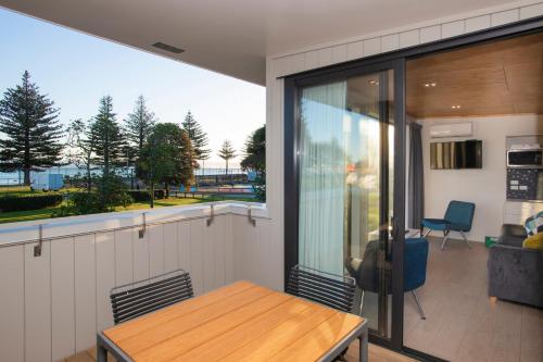 陽台/露台, Waikanae Beach Ocean View Apartments in 吉斯伯恩