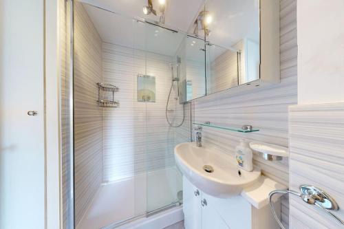 Canal view 2BD flat - Regents Park!