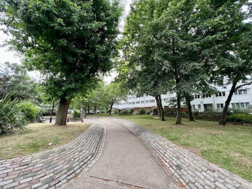 Canal view 2BD flat - Regents Park!
