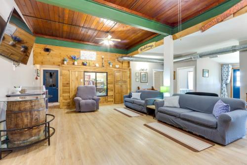 4 Mi to Pomme De Terre Lake: Large Home w/ Patio! in Galmey (MO)