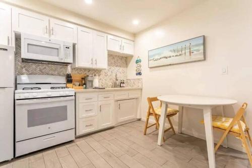 Walk 2 Beach, Parking, AC, WD,15min2LAX,Remodel in Manhattan Beach, USA