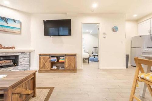 Walk 2 Beach, Parking, AC, WD,15min2LAX,Remodel in Manhattan Beach, USA