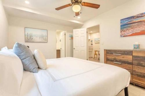 Walk 2 Beach, Parking, AC, WD,15min2LAX,Remodel in Manhattan Beach, USA