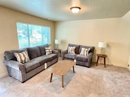 Spacious quiet townhome near BYU easy freeway access in Springville, USA