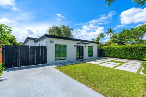 Family Home with Luxurious Pool For 12 People in Miami, USA