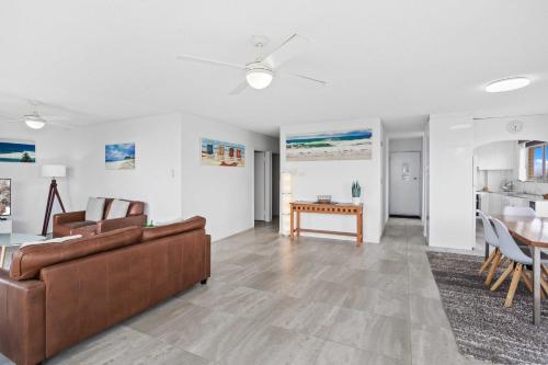 Iconic Burleigh Beachfront 2 Bedroom Apartment - image 5