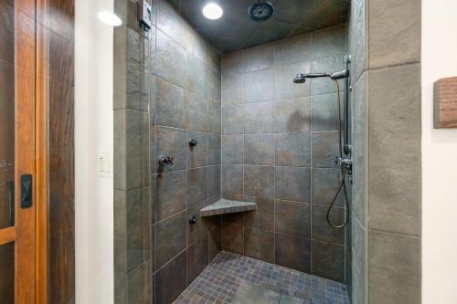 Big Sky Cabin - image 7