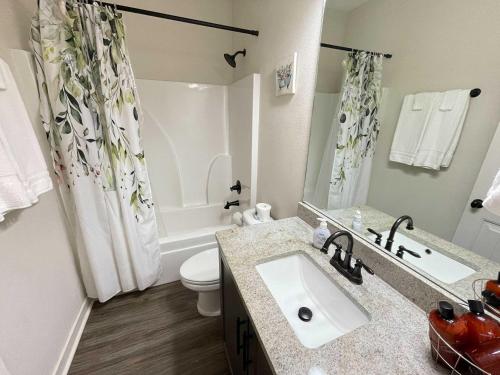 Beach Flow Bungalow-Mins to Downtown-Dining-Base - main image