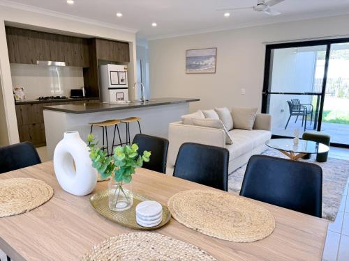 Theme Park Retreat Coomera 5 Beds Villa in Coomera