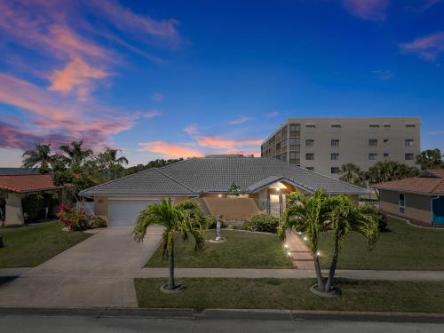River Front Zen Retreat-Private Pool-Walk to Beach in Cocoa Beach, Vereinigte Staaten von Amerika