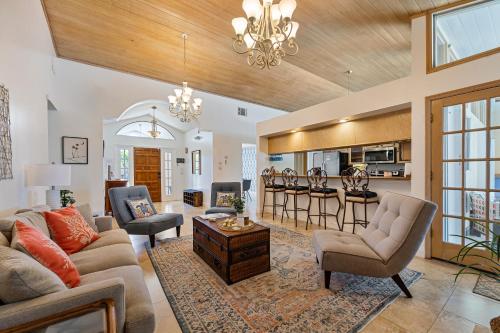 River Front Zen Retreat-Private Pool-Walk to Beach in Cocoa Beach, USA
