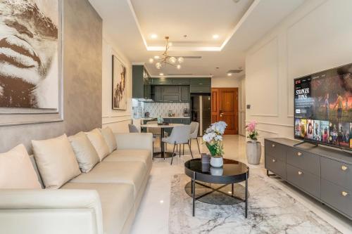 De Lux Madison Best Central 2 Bedrooms 2 Baths, Pool Gym - Tap to explore photos