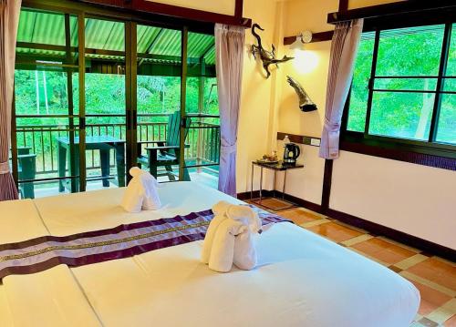 Khao Sok River Lodge Hotel in Phanom