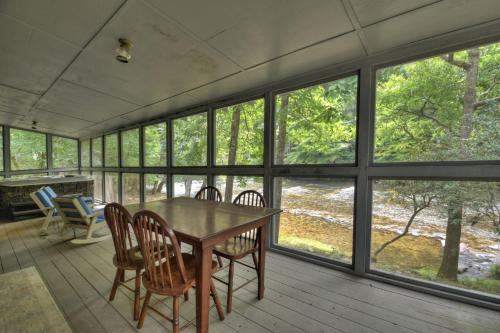 Aska River House - Riverside relaxation and all the comforts of home - image 11