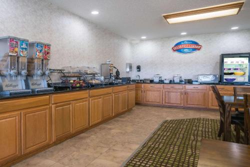 餐飲選擇, 奧爾巴尼溫德姆貝蒙特酒店 (Baymont by Wyndham Albany) in 奧爾巴尼 (MN)