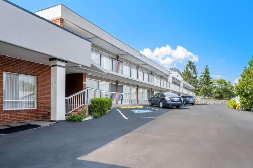 Quality Inn - image 11