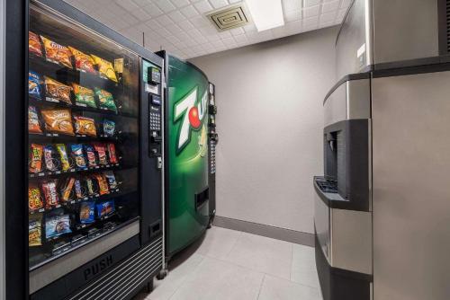 Country Inn & Suites by Radisson Freeport IL - image 5